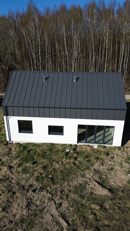 Bok domu z wejściem