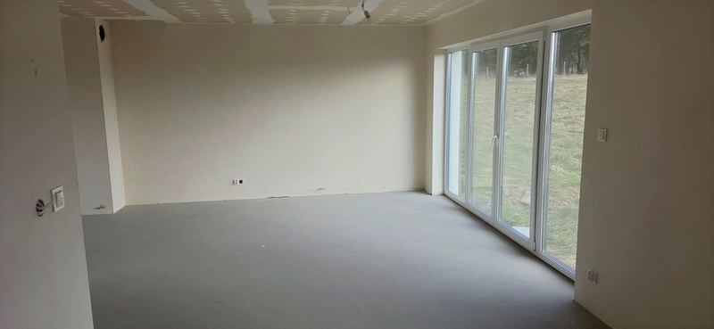 Salon z wyjściem na działkę