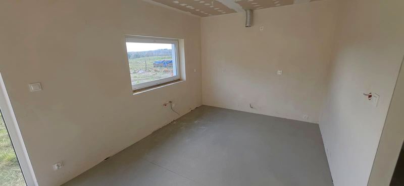 Pokój z kwadratowym oknem